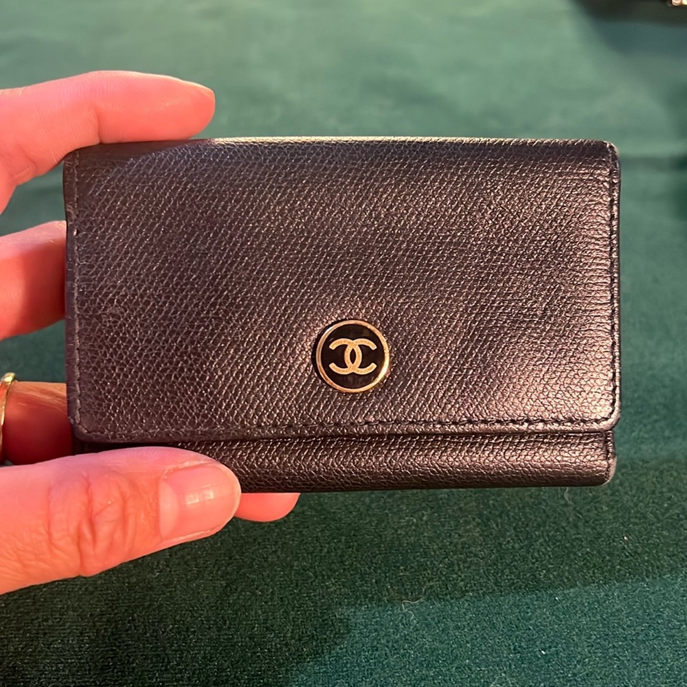 CHANEL | classic vintage black leather coco button 6-ring key case/keyholder